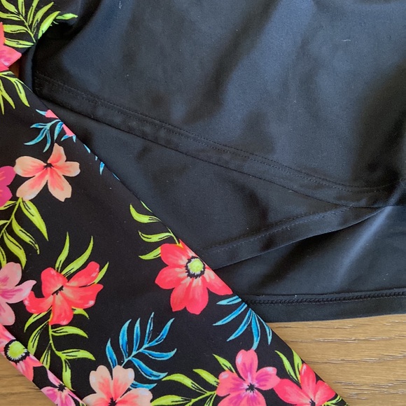 Art Class Girl’s Cropped Long Sleeve Rashguard - Picture 3 of 6